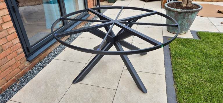 NOVA garden table with broken top