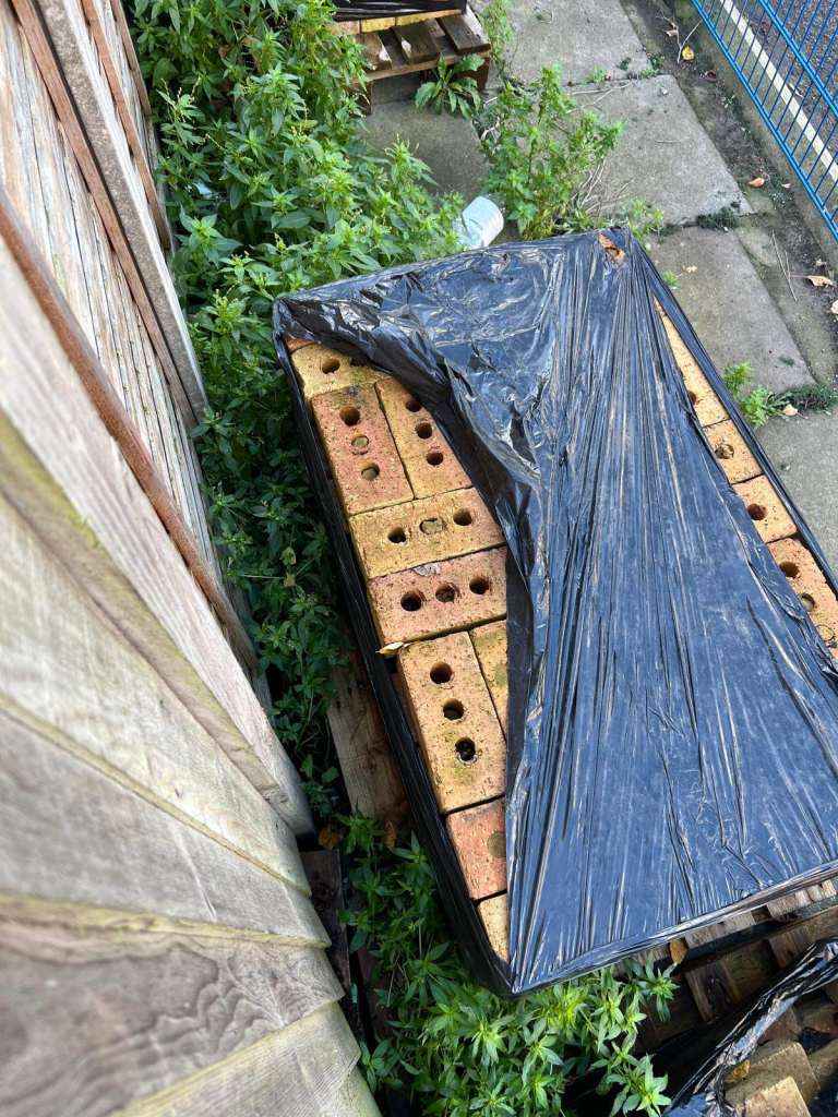 Reclaimed yellow bricks 650 complete bricks and 150 half bricks