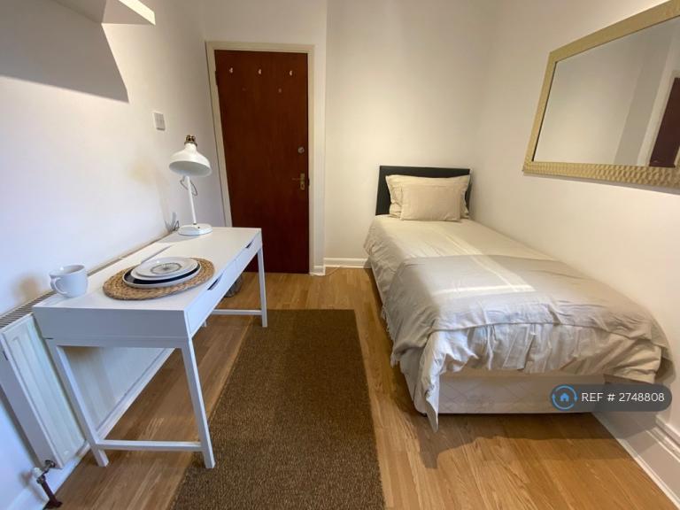 1 bedroom in Sumatra Road, London, NW6 (#2748808)