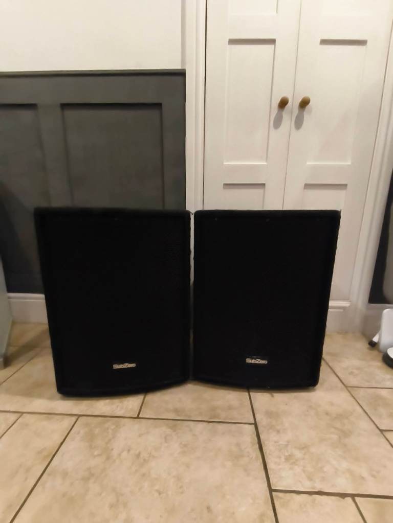 Pair of active DJ party disco speakers. Fully working collection only 