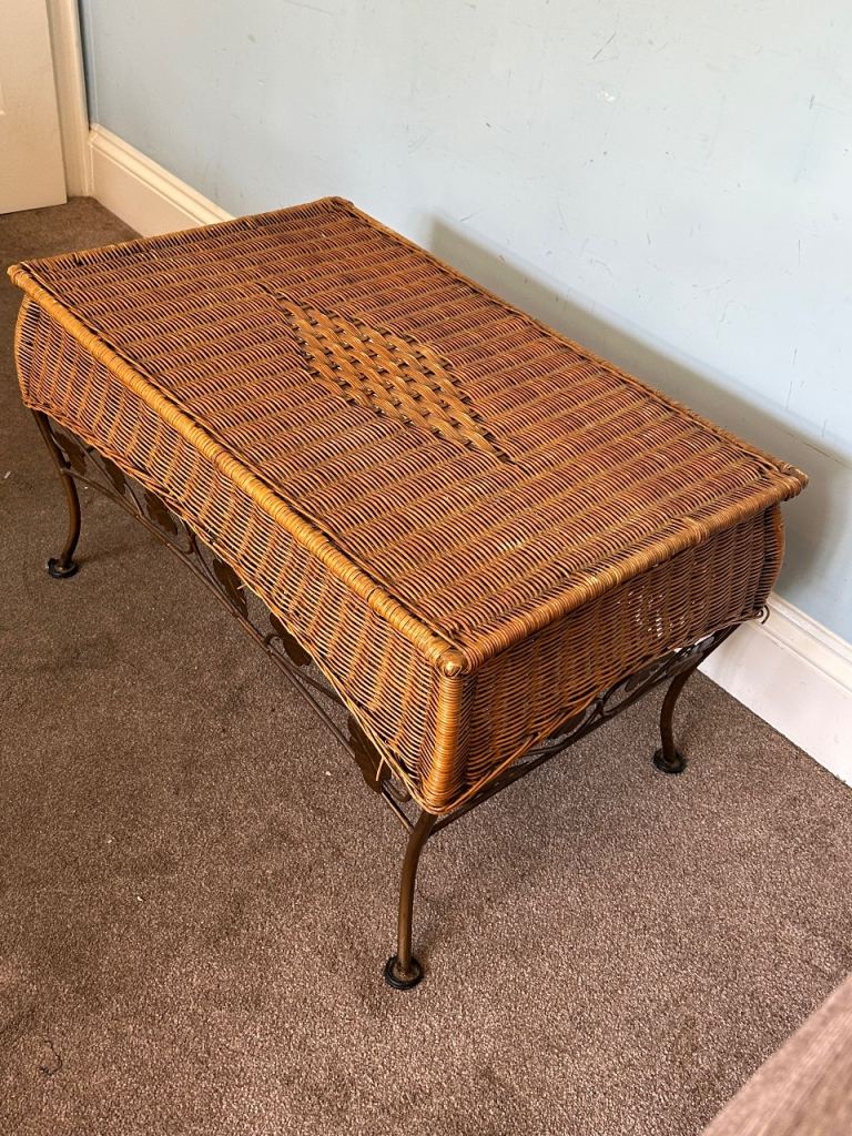 Vintage Wicker / Metal Leaf Design Coffee Table H17.5in/44cm W29.5in/75cm D18in/46cm  J249