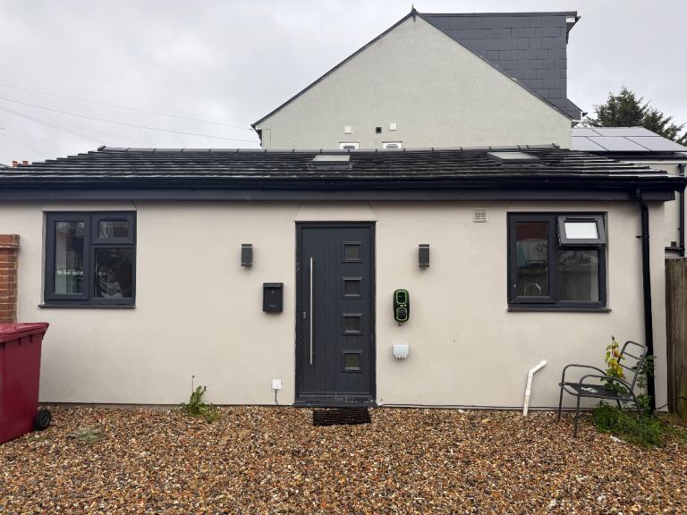 1 bed detached Bungalow in West Reading