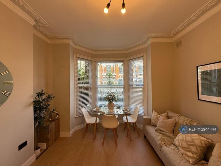 2 bedroom flat in Ashmere Grove, London, SW2 (2 bed) (#2944444)