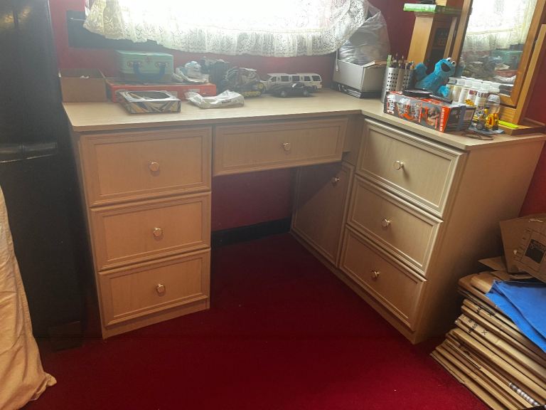 spacious L-shaped corner desk designed in a light oak-effect finish