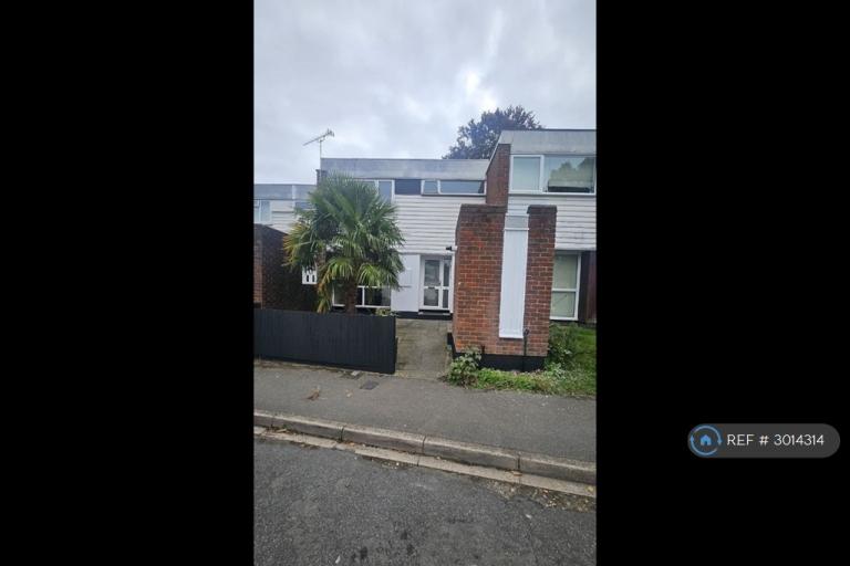 3 bedroom house in Fosse Way, West Byfleet, KT14 (3 bed) (#3014314)