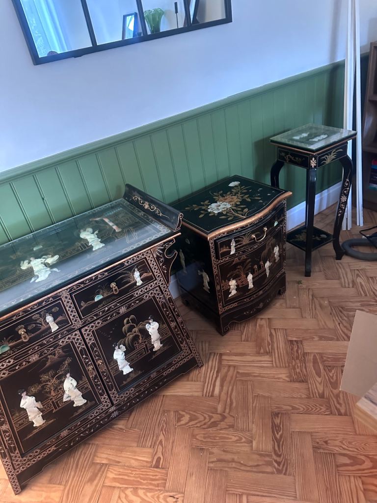 Lacquered Furniture - Lady of Pearl