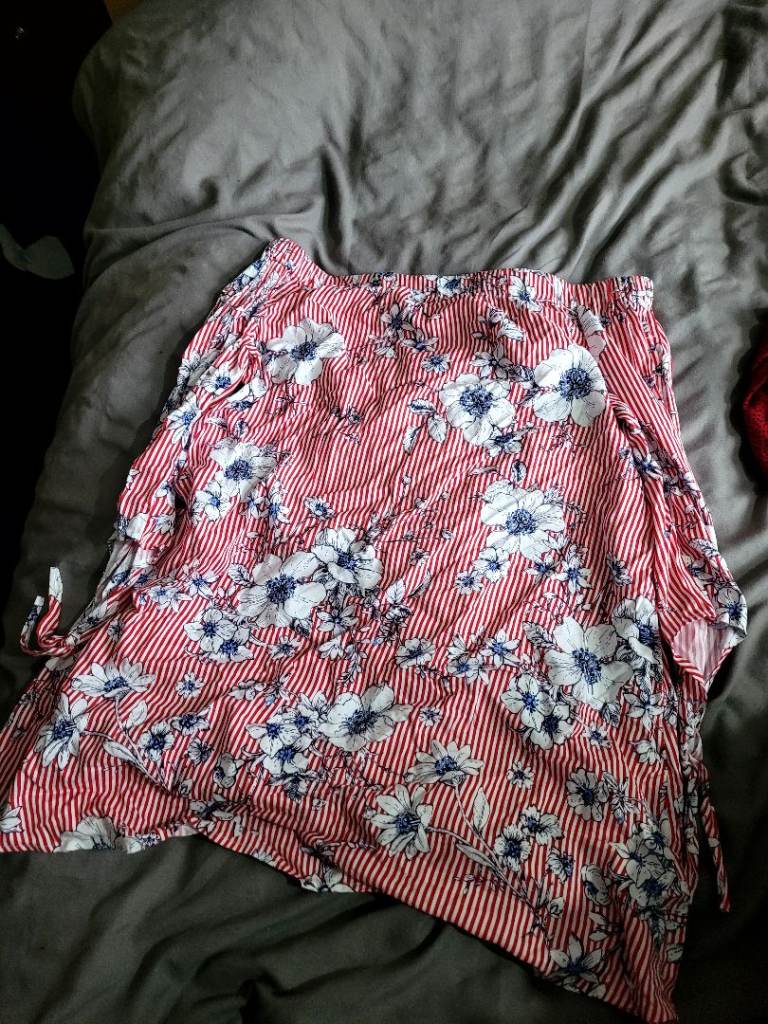 Papaya Size 12 Red White Striped Floral Cold Shoulder Top - Preloved Deal