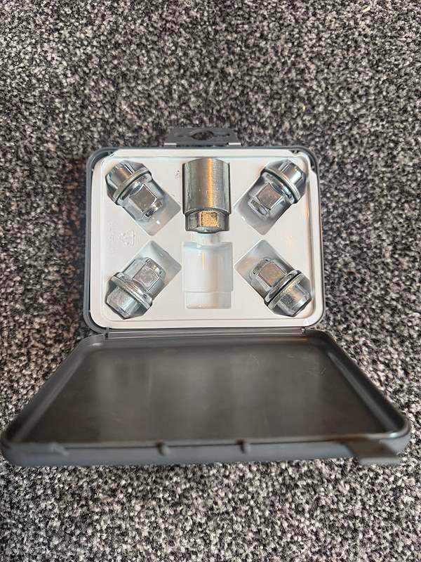 Genuine Toyota / Lexus locking wheel nut set – Part No. 078779
