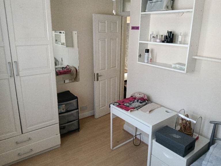 Single Medium Sized Box Room For Rent