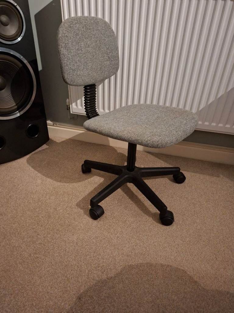 KIDS CHILDREN SWIVEL CHAIR ON WHEELS VGC