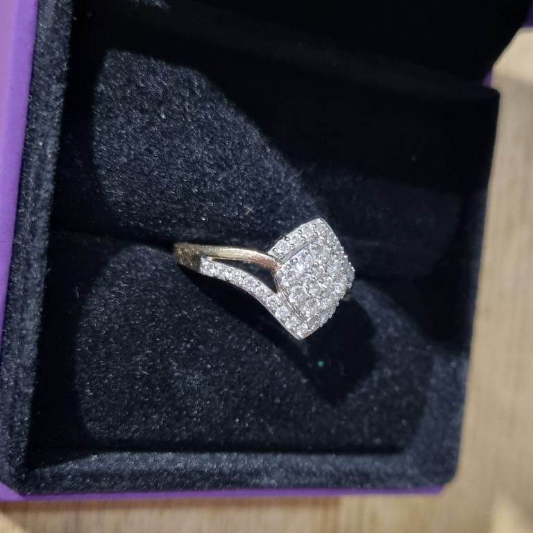 Gold 9ct Diamond cluster ring.  0.50ct. 