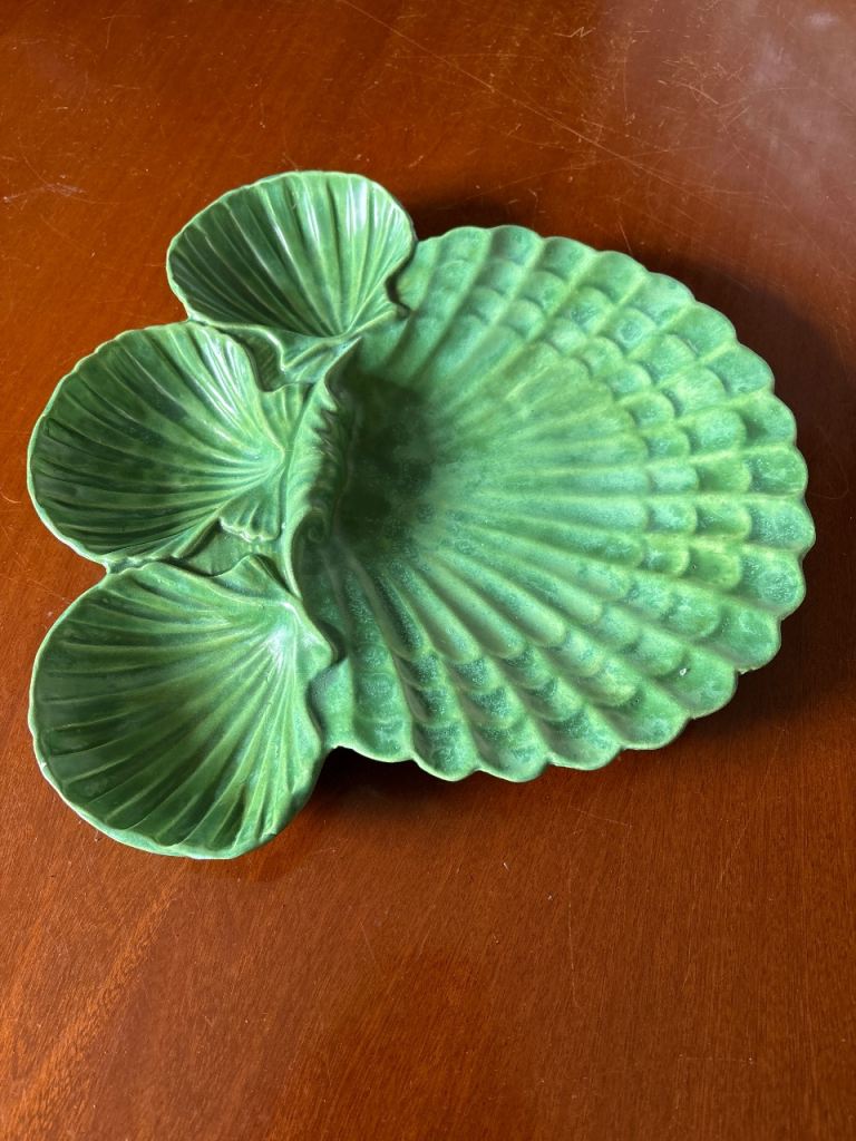 Genuine 1960s Green Shell-Shaped Ceramic Serving Dish – Good Condition