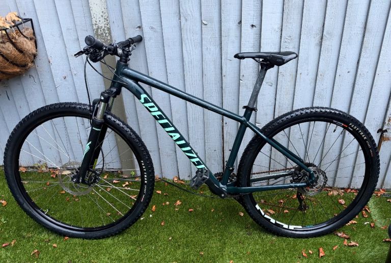 Men’s specialized Rockhopper mountain bike