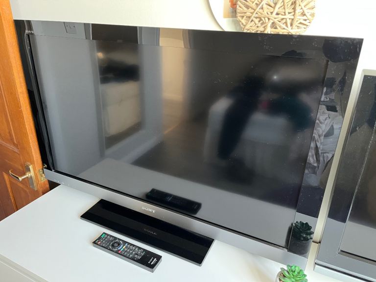 Sony 40” LCD TV KDL-40EX503 with free Sony 32” LCD TV KDL-32W4000 