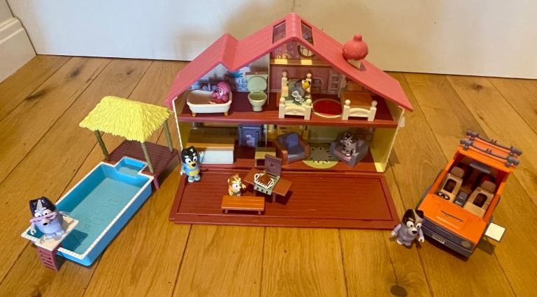 Bluey toys ( house, car, swimming pool)