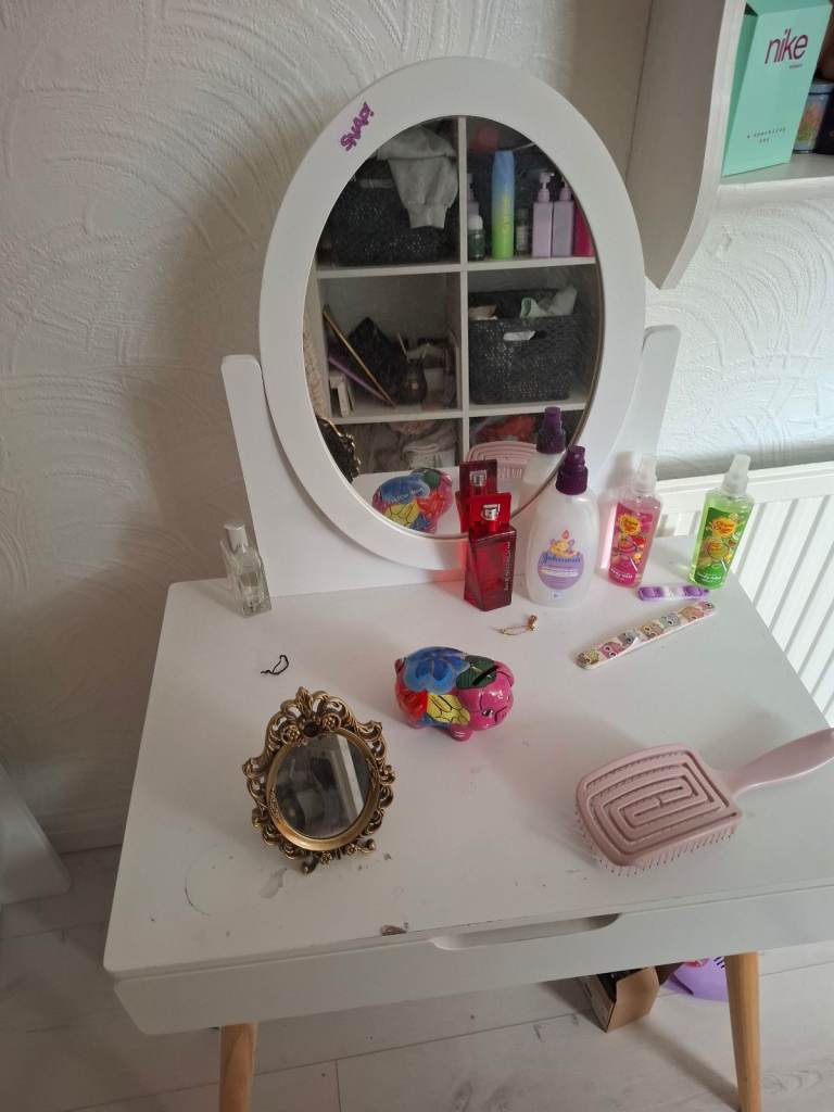 Childs Dressing Table £3