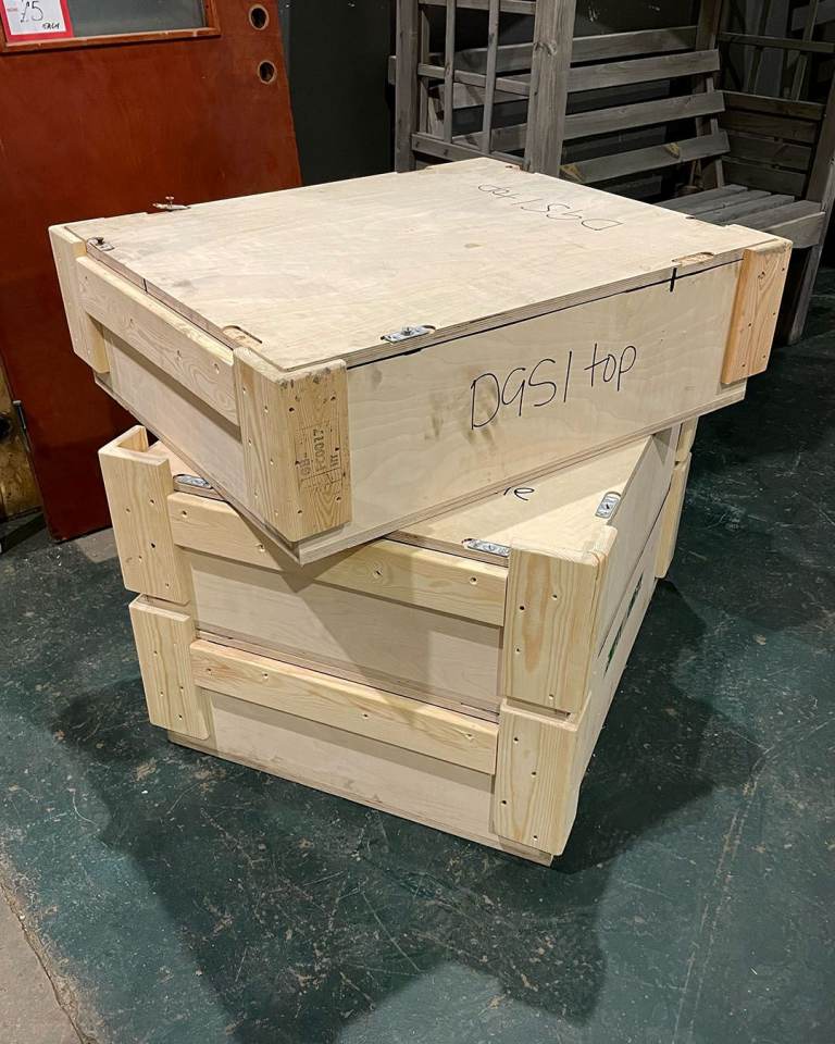 Stackable shipping containers