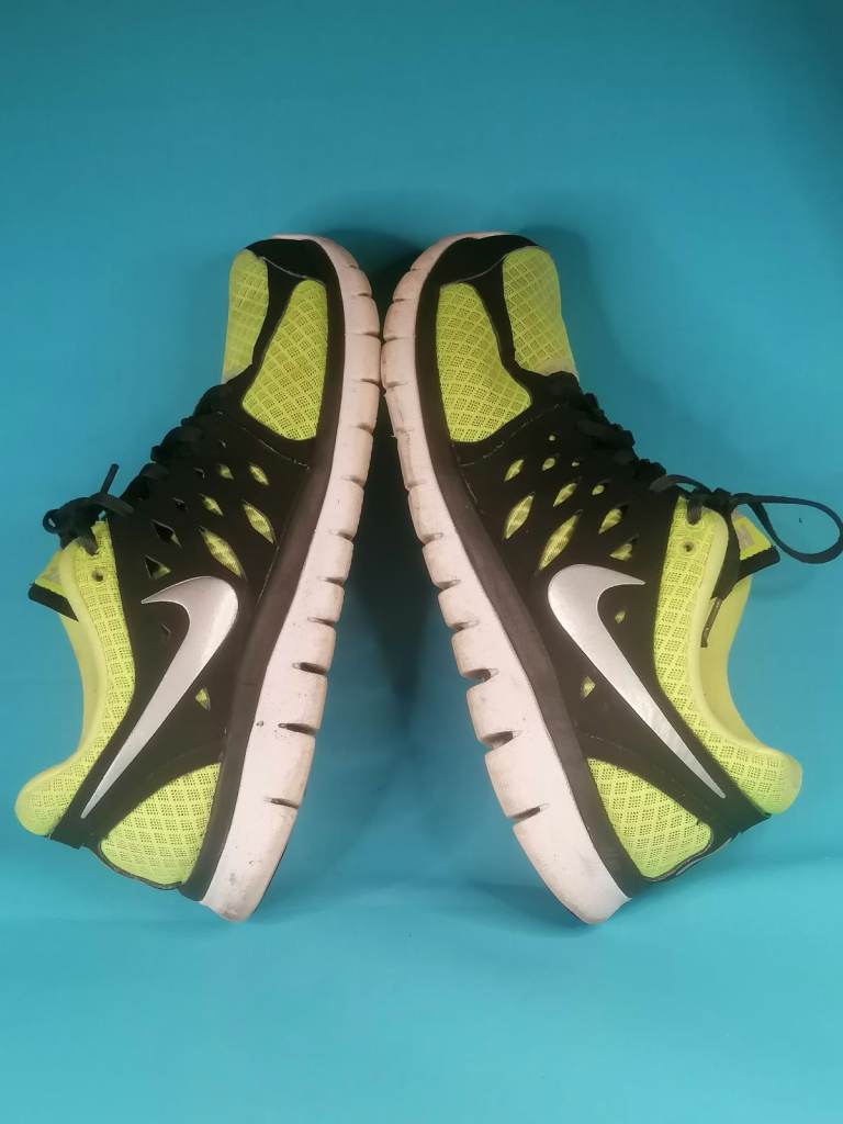 Good Condition ,Mans Nike running trainers shoes. Uk-size 9. As seen. 