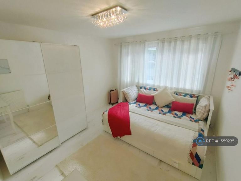 2 bedroom flat in Roveley Court, Milton Keynes, MK11 (2 bed) (#1559235)