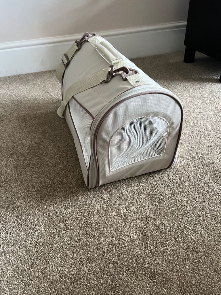 Medium size pet carrier bag for dog or cat