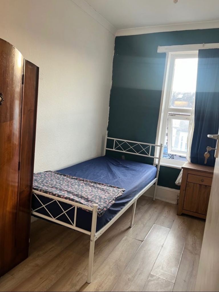 Small single room for rent in seven kings 
