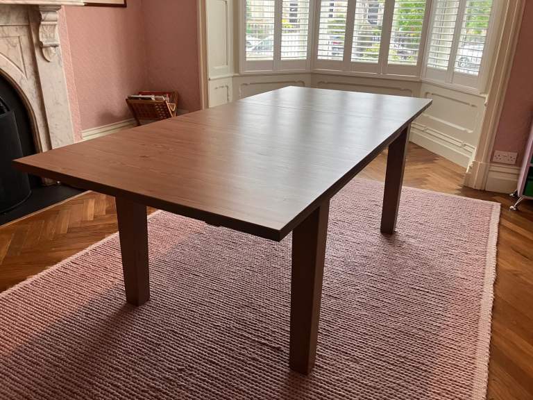 Extendable dining table 