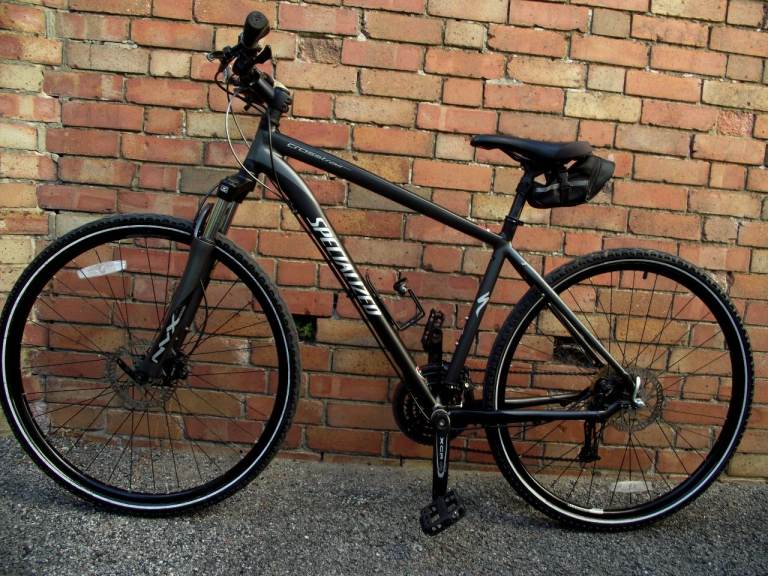SPECIALIZED CROSSTRAIL HYBRID BIKE FOR SALE.LIKE NEW CONDITION.(FULLY SERVICED)
