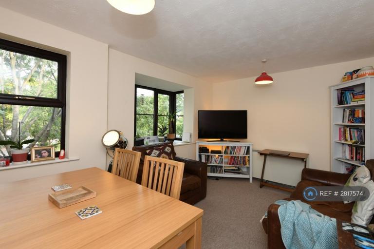 2 bedroom flat in Hallingbury Court, London, E17 (2 bed) (#2817574)
