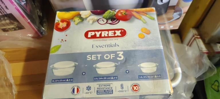 PYREX Essentials Set of 3 Glass Dishes with Lids – New
