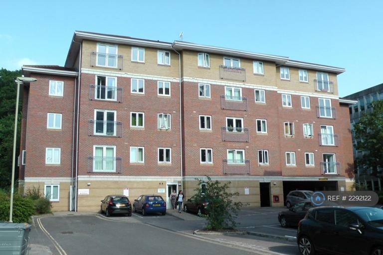 2 bedroom flat in Cardinal House, Farnborough, GU14 (2 bed) (#2292122)