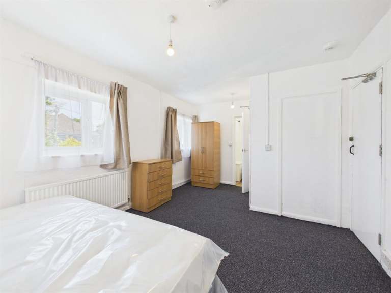 1 bedroom in Flat 6, East Oxford & Rose Hill
