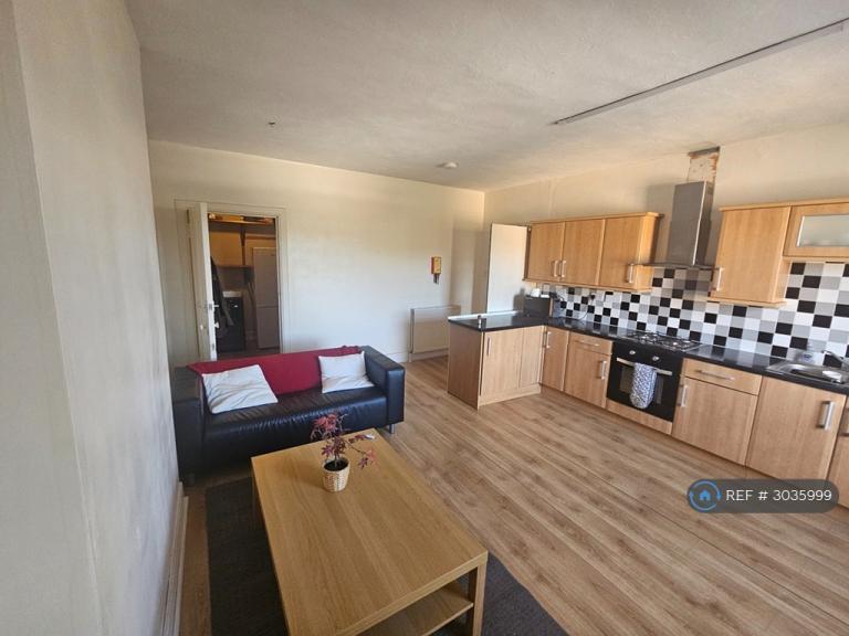 3 bedroom flat in Haymarket Terrace, Edinburgh, EH12 (3 bed) (#3035999)