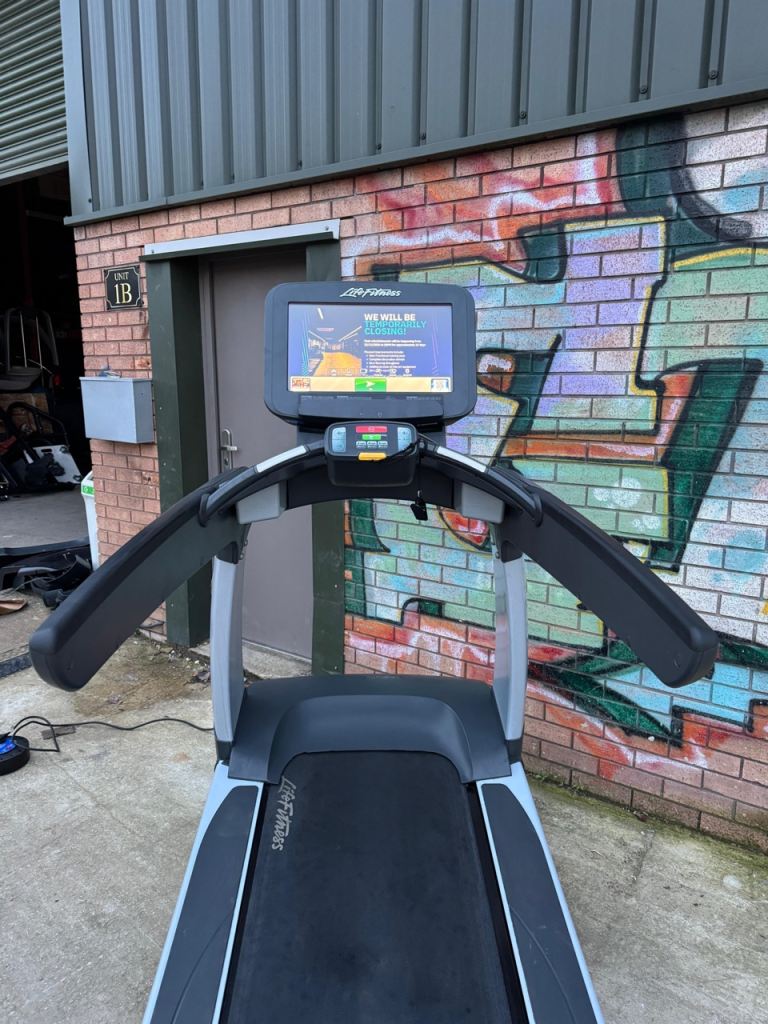 Life Fitness 95Ti Commercial Treadmill – Serviced – Excellent Condition    Delivery £75