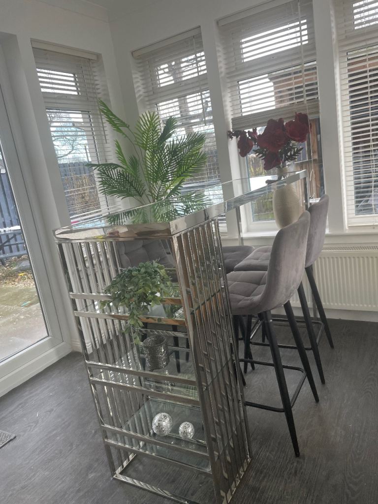 Breakfast bar or divider