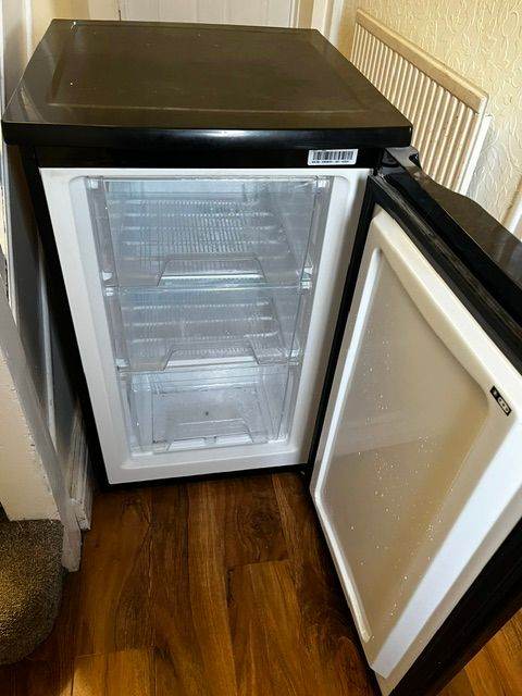 SLIMLINE BLACK GOOSE LOWRY UNDER COUNTER FREEZER IN EXCELLENT WORKING CONDITION