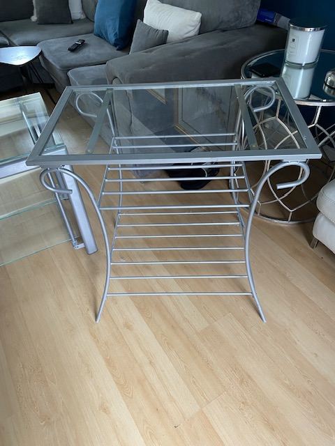 Tv unit and (2) side tables FREE