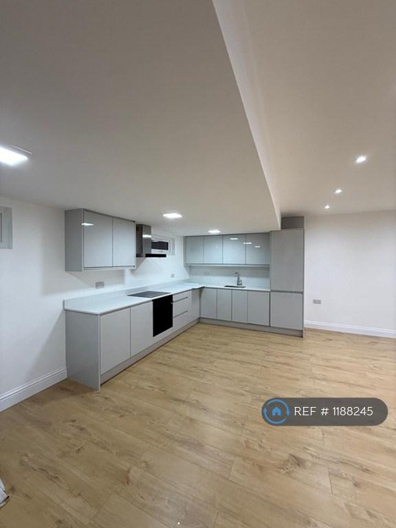 3 bedroom house in Hampton Works, London, SW14 (3 bed) (#1188245)