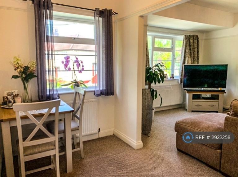 2 bedroom flat in Sandringham Crescent, Leeds, LS17 (2 bed) (#2922258)
