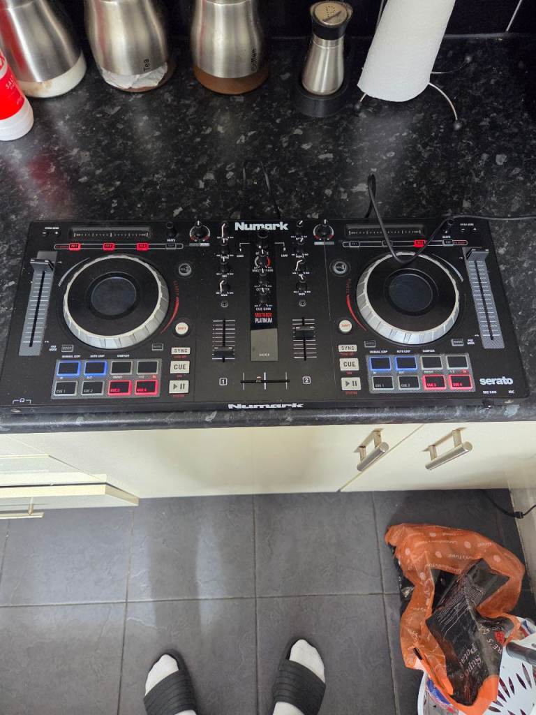Numark Mixtrack Platinum DJ Controller Deck Capability – Serato  
