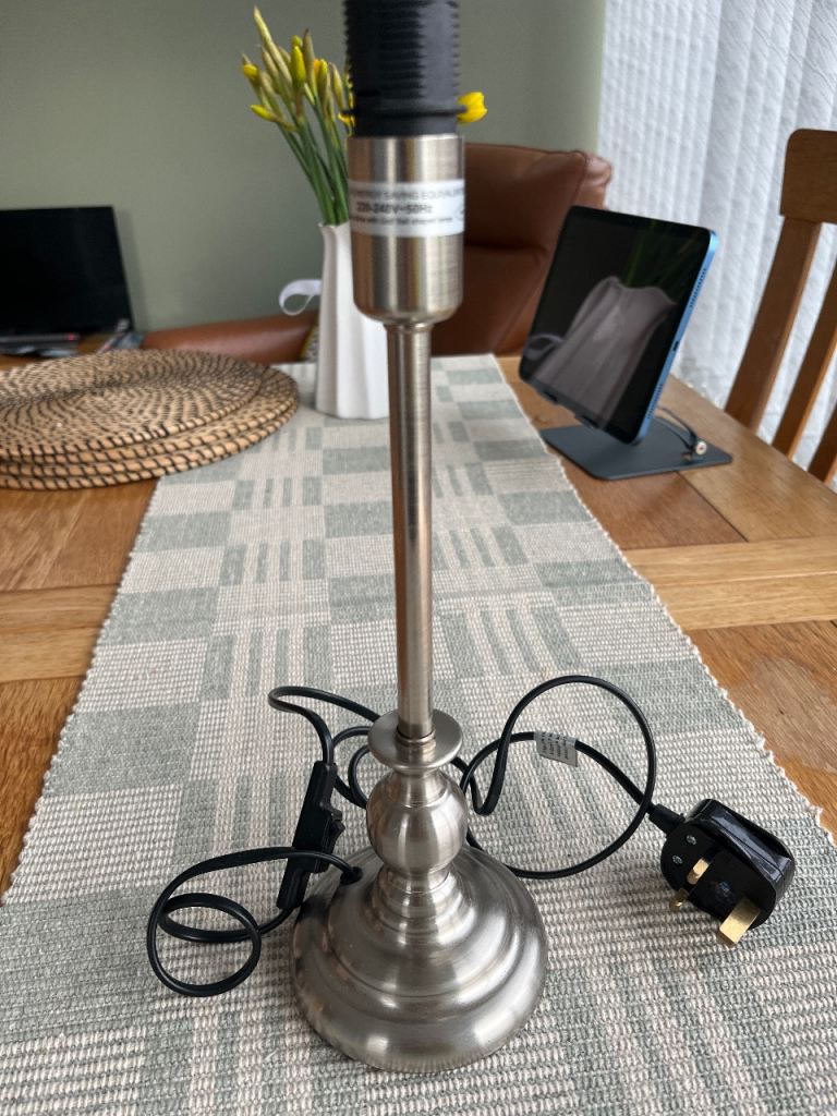 Single silver table lamp 
