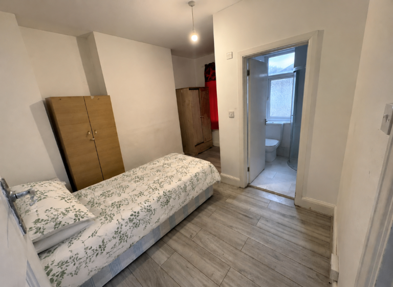 Furnished studio Flat to rent in Pinner (HA5) 