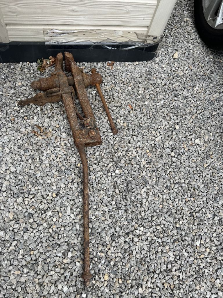 vintage/antique blacksmiths leg vice