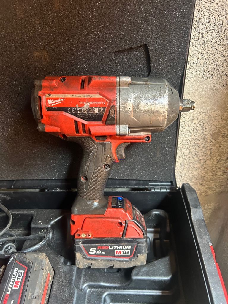 Milwaukee 1/2 one key impact gun x2 batteries 