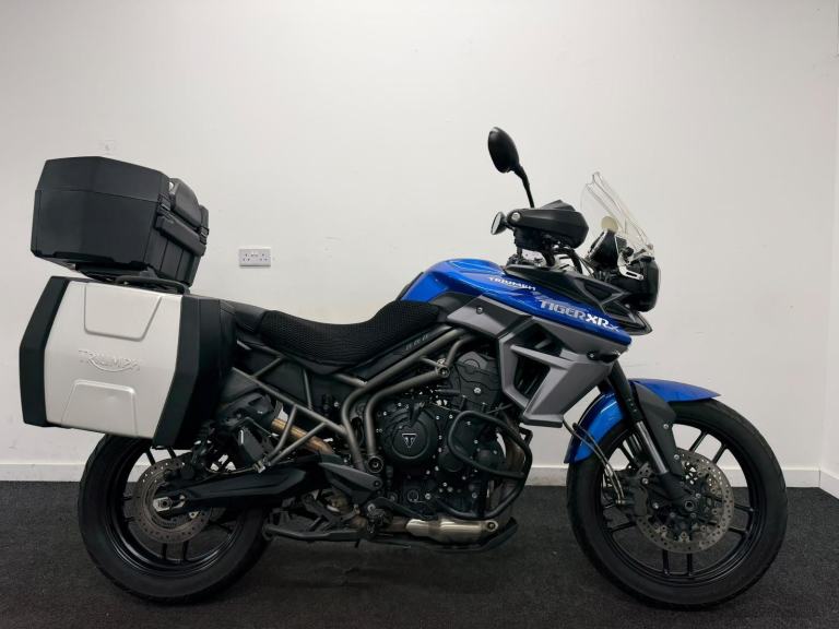 TRIUMPH TIGER 800 XRX ** FULL LUGGAGE - CRASH BARS - WARRANTY **