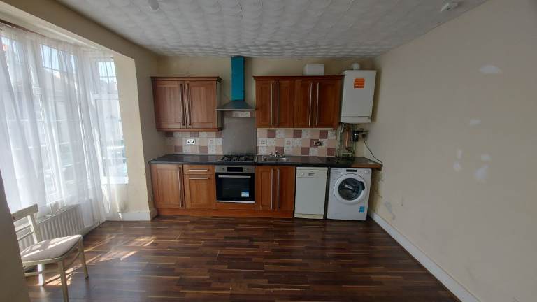 Three Bedroom Flat To Rent Lindsay Ave HP12
