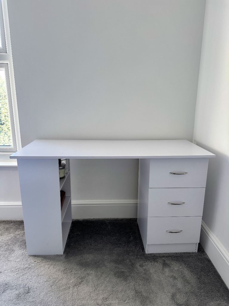 White Desk with Drawers and Shelving – Excellent Condition