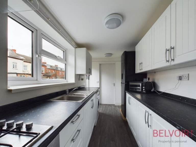 4 Bed, 2 Bath HMO Next to the QMC & UON