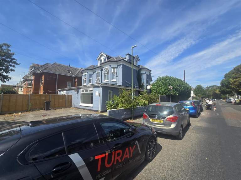 Spacious one bedroom flat to let in to let in Boscombe