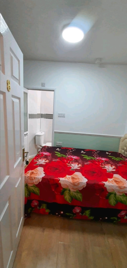 Spacious & Cosy En-suit Room for Rent in - RM7 9AJ