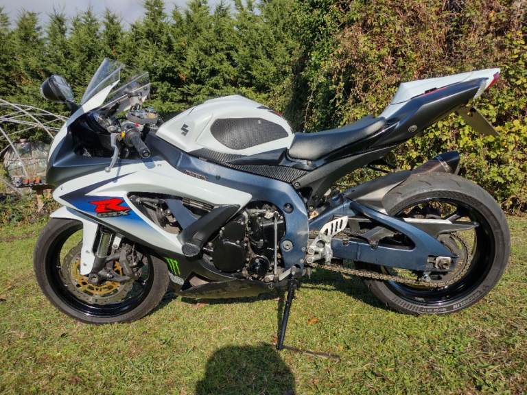 SUZUKI GSXR-750 2011. WHITE. NEARLY FSH. ALL MOT'S. AKRAPOVIC. VGC. 2 KEYS.